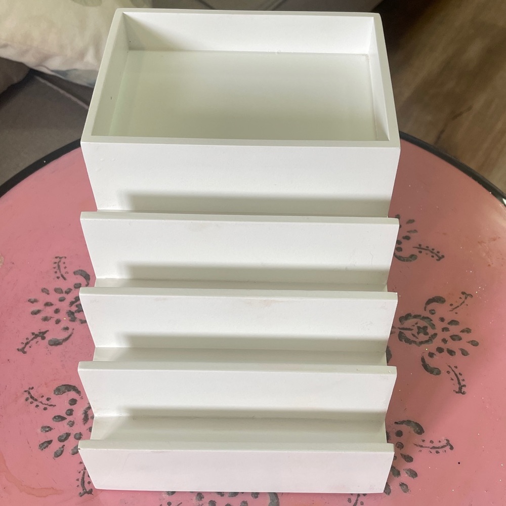 Makeup palette and accessories holder